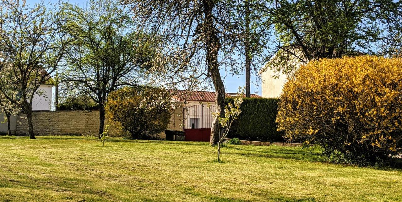 Au 157 - Locations Contrexeville Bagian luar foto